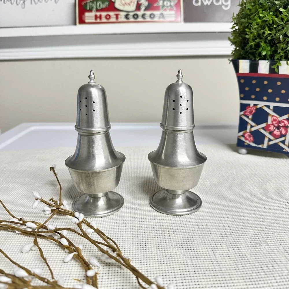 WOODBURY PEWTERERS Footed Salt and‎ Pepper Shakers Vintage Classic